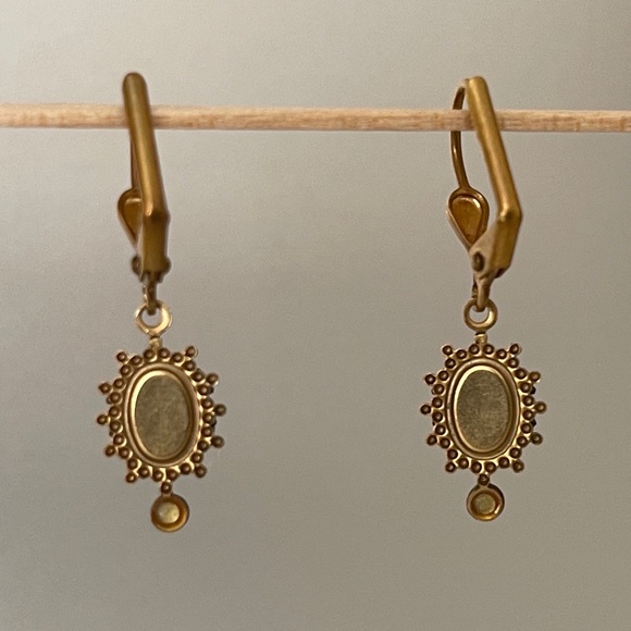 Leverback drop earrings. - Picture 4 of 7